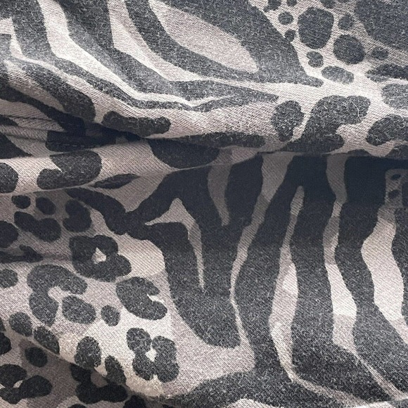 Torrid 1 Womens Plus Size 1X Grey & Black Animal Print Pullover Sweater - Picture 12 of 13